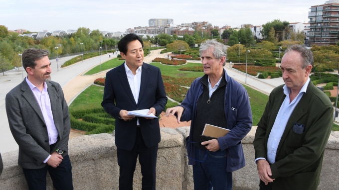 오세훈 서울시장이 지난해 10월26일 오후(현지시간) 마드리드시 M30 지하도로 상부에 조성된 리오공원의 똘레도 다리에서 지하도로 진입구를 살펴보고 있다. (서울시 제공)