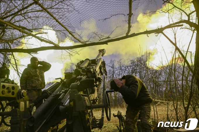 17일 (현지시간) 우크라이나 도네츠크 바흐무트에서 병사들이 러시아 군을 향해 M777 곡사포를 발사하고 있다. ⓒ AFP=뉴스1 ⓒ News1 우동명 기자