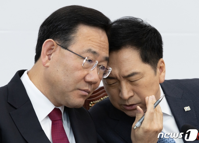 김기현 국민의힘 대표(오른쪽)와 주호영 원내대표./뉴스1 ⓒ News1 이재명 기자
