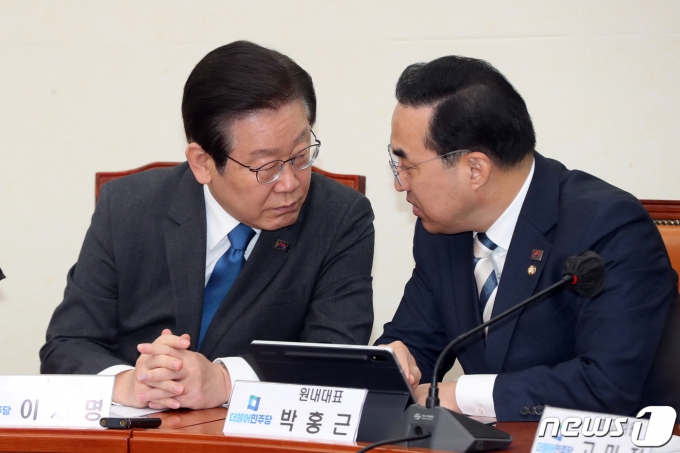 이재명 더불어민주당 대표와 박홍근 원내대표./뉴스1 ⓒ News1 황기선 기자