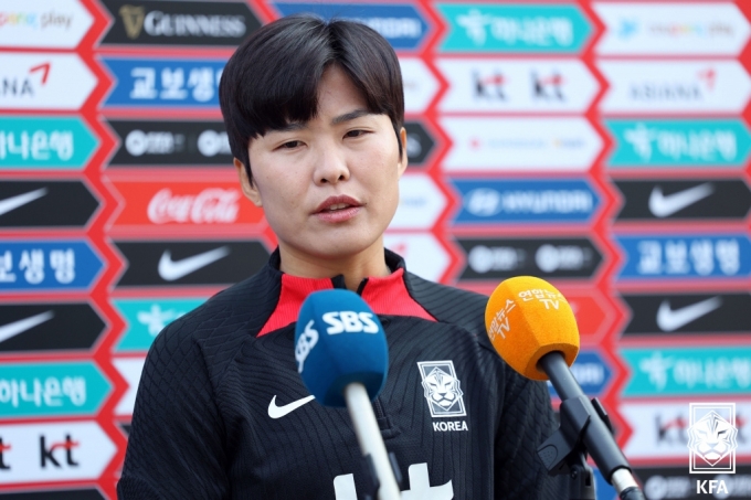 [사진] 언론 인터뷰 하는 지소연 선수
