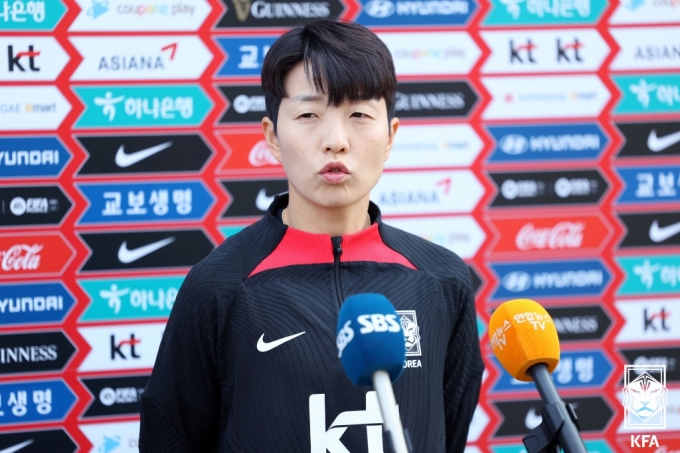 [사진] 인터뷰 하는 김혜리