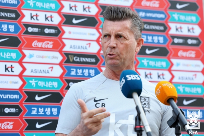[사진] 콜린 벨 감독, 훈련 앞두고 언론 인터뷰