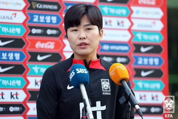 [사진] 훈련 전 인터뷰 하는 지소연 선수