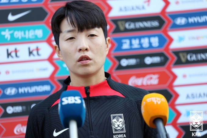 [사진] 언론 인터뷰 하는 김혜리 선수