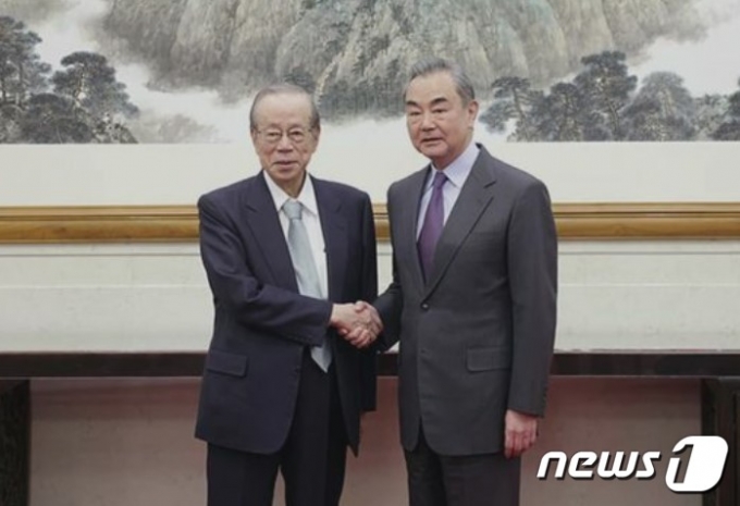 후쿠다 야스오 전 일본 총리(왼쪽)가 지난달 31일 왕이 중국 공산당 중앙외사판공실 주임 겸 외교담당 국무위원(부총리급)과 만났다.(출처=중국 외교부 홈페이지).