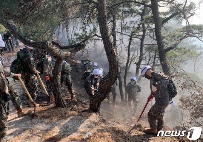 2일 오후 화재가 발생한 서울 종로구 인왕산에서 군 장병들이 진화 작업을 하고 있다.(서울시 제공)2023.4.2/뉴스1
