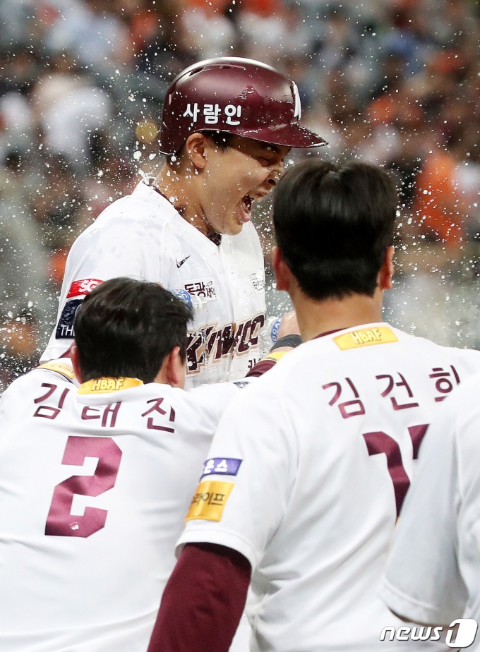 [사진] 동료들과 기쁨 나누는 김휘집