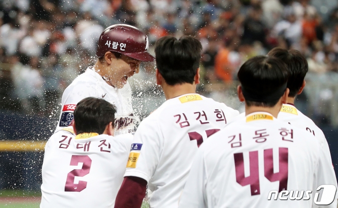 [사진] '김휘집 9회 끝내기' 키움, 한화에 개막 2연전 승리