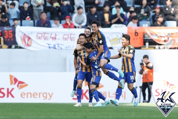 울산 현대 선수들이 제주 유나이티드를 상대로 득점 후 기뻐하고 있다. (한국프로축구연맹 제공)