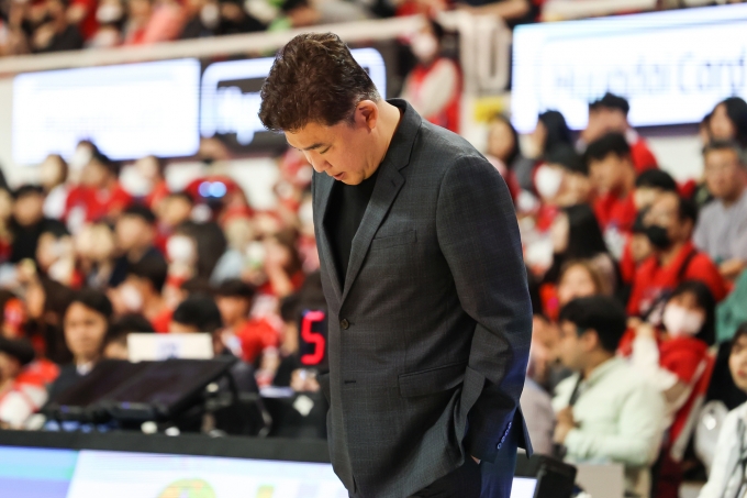고개 숙인 김승기 고양 캐롯 감독.(KBL 제공)