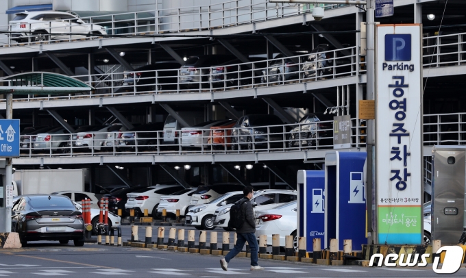'서울 주차공간 왜 이리 부족할까'…주차장 한 면에 3억5000만원 - 머니S