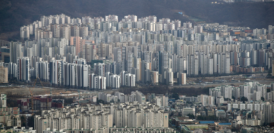 봄 이사철에 분양권 전매규제가 제한됨에 따라 4월 전국 분양물량이 전년 동기 대비 1만2000여가구 늘어나는 등 큰 폭 증가할 전망이다. 4일 부동산 플랫폼 '직방'에 따르면 이달 29개 단지, 총 2만7399가구 중 1만9495가구가 일반분양을 준비하고 있다. 지난해 동월 물량과 비교하면 전체 기준 87%(1만2783가구), 일반분양 57%(7070가구)만큼 각각 증가할 것으로 나타났다./사진=뉴시스