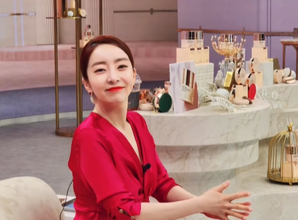 현대홈쇼핑은 3일 내부 방송 심의 결과 생방송 중 욕설을 내뱉은 인기 쇼호스트 정윤정씨에 대해 자사 홈쇼핑 방송의 무기한 출연 금지 결정을 내렸다./사진=정윤정 인스타그램 캡처