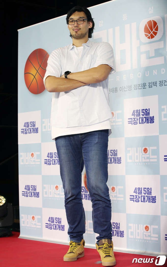 [사진] 하승진, 키 221.6cm의 위엄