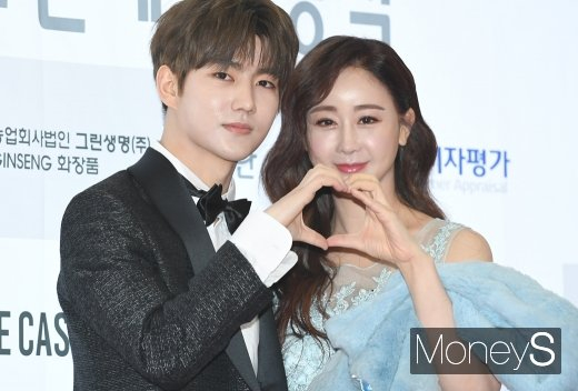 방송인 함소원이 남편 진화와 갑작스럽게 이혼 발언을 남긴 가운데, 파장이 커지자 긴급 라이브 방송을 켜고 한국 팬들을 진정시켰다. 사진은 지난 2019년 11월 서울 강남구 삼성동 코엑스 오디토리움에서 열린 '제24회 소비자의 날, 문화연예 시상식'에 참석한 함소원, 진화 부부. /사진=장동규 기자