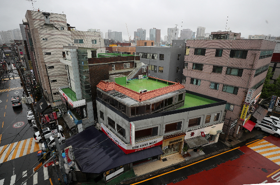 상업용부동산 정보기업 '부동산플래닛'이 국토교통부 실거래가 자료 분석 결과 지난 2월 서울 상업·업무용 빌딩 매매거래량은 전월(52건) 대비 63.5% 늘어난 85건을 기록했다. 지난 1월 2008년 11월(50건) 이후 15년 만에 역대 최저치를 찍은 이후 9개월래 처음으로 상승세로 돌아섰다. 거래량은 늘었지만 거래금액은 오히려 줄었다. 거래금액이 비교적 소액일 수밖에 없는 소형 빌딩 거래가 전체의 대부분을 차지했기 때문으로 풀이된다./사진=뉴스1