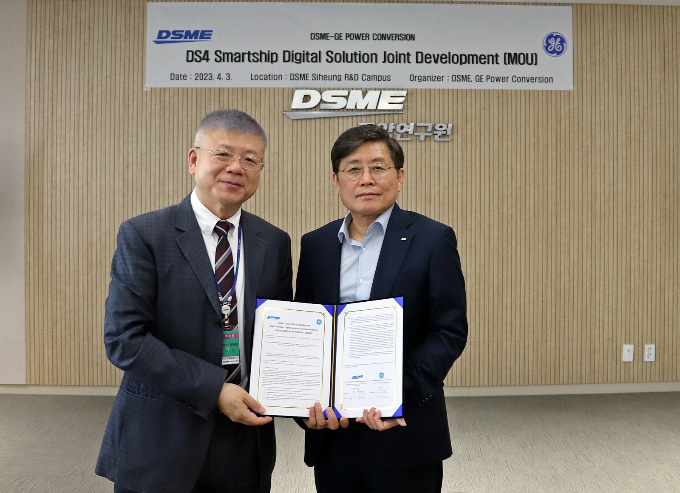 지난 3일 대우조선해양 시흥R&D캠퍼스에서 최동규 대우조선해양 전무(오른쪽)와 토마스 진 GE파워컨버전스 아시아 대표가 'DS4 스마트십 디지털 솔루션 공동 개발'을 위한 양해 각서를 체결한 뒤 기념촬영을 하고 있다. /사진=대우조선해양