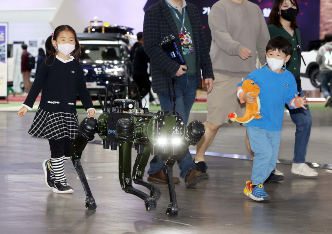 서울모빌리티쇼는 관람객들에게 다양한 볼거리를 선사한다. 사진은 고스트로보틱스테크놀로지의 4족 보행 로봇 '비전60'. /사진=서울모빌리티쇼조직위원회