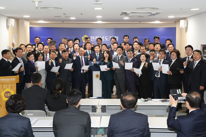 전남도의회는 4일 "200만 전남도민의 의견을 무시한 채 '함평군의 광주시 편입'을 꿈꾸는 광주시장은 즉각 사과하라"는 제목의 결의문을 채택했다/전남도의회 