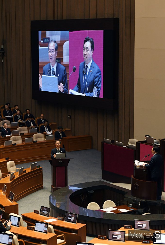 [머니S포토] '돌덩이 치웠다' 발언 해명하는 한덕수 국무총리