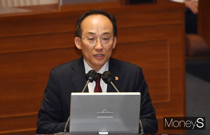 [머니S포토] 경제분야 대정부질문, 질의 답하는 추경호 부총리