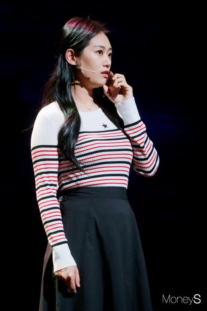 [머니S포토] 뮤지컬 친정엄마 현쥬니, 엄마에게 통화
