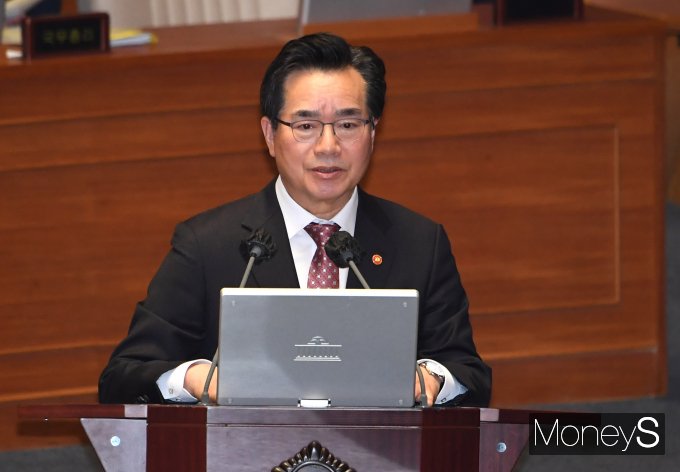 [머니S포토] 대정부질문 받는 정황근 농림축산식품부 장관