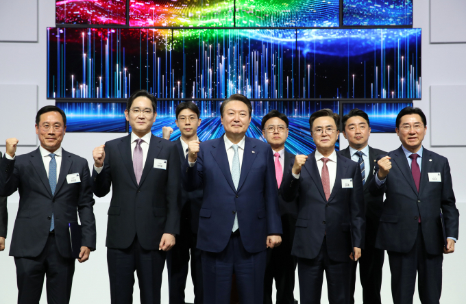 윤석열 대통령이 4일 충남 아산 삼성디스플레이에서 열린 신규투자 협약식에서 이재용 삼성전자 회장 등 참석자들과 기념촬영하고 있다. / 사진=뉴시스 전신 기자