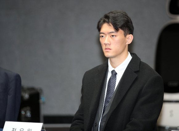 전두환 전 대통령 일가의 비리를 폭로한 전우원씨가 광주 북구 망월동 5·18 민주묘지 방문 당시의 심경을 전했다. 사진은 전씨가 광주 서구 5·18기념문화센터에서 열린 '5·18유족, 피해자와의 만남' 행사에서 할아버지를 대신해 사죄하는 모습./사진=뉴스1