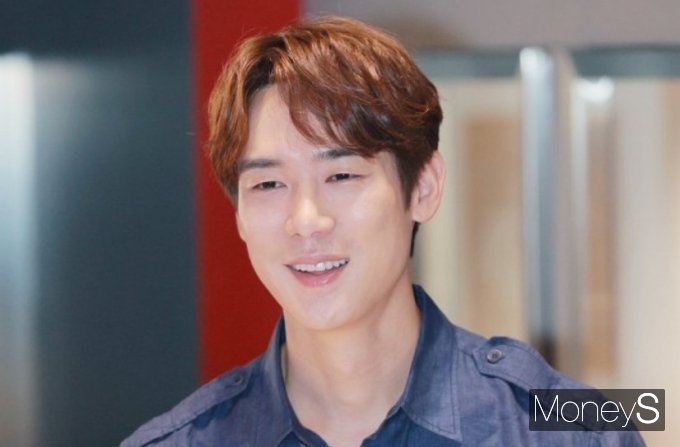 아파트 경비원을 무시했다는 의혹에 휩싸인 배우 유연석이 직접 입을 열었다. 사진은 서울 강남구 선릉로 태크호이어 청담 부티크에서 열린 스위스 시계 브랜드 태그호이어의 '아쿠아레이서 프로페셔널 300' 론칭 기념 포토월에 참석한 배우 유연석. /사진=임한별 기