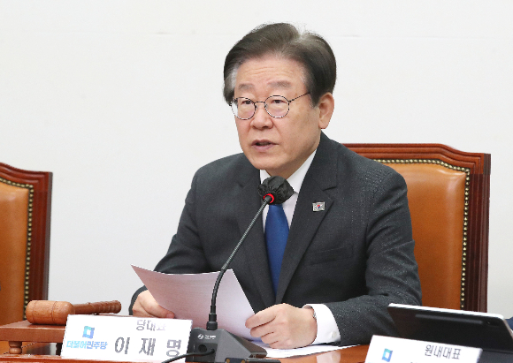 이재명 더불어민주당 대표의 '변호사비 대납' 의혹에 연루된 이태형 변호사가 이 대표의 대장동·위례 비리 의혹 사건 변호인단에서 사임했다. 사진은 이재명 더불어민주당 대표가 5일 오전 서울 여의도 국회에서 열린 최고위원회의에서 모두 발언을 하는 모습./사진=뉴스1