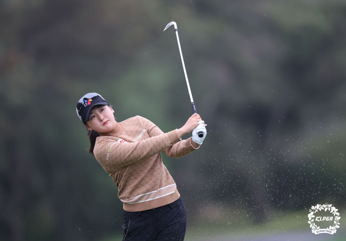 중국 국적의 리슈잉이 KLPGA 정규 투어 데뷔전을 치렀다. 사진은 리슈잉의 KLPGA 투어 롯데렌터카 여자오픈 1라운드 경기 모습. /사진= KLPGA