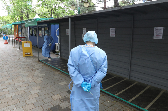오는 8일부터 신종 코로나바이러스 감염증(코로나19) 백신을 접종하려면 코로나19 예방접종 누리집을 확인하거나 네이버지도, 카카오맵을 확인해 접종 유지기관을 찾아야 한다. 지난 6일 오후 대구 달서구보건소 뒤편에 마련된 코로나19 선별진료소가 한산한 모습을 보이고 있다. /사진=뉴시스