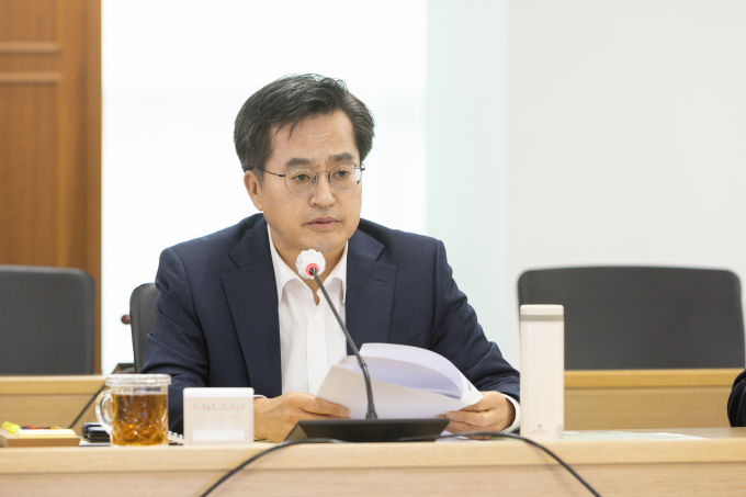 김동연 경기도지사는 7일 오전 실국장회의를 열고 "성남 교량 붕괴에 대해서 실시간으로 보고 받고 있는데 강조하고 싶은 첫 번째는 도민의 안전이다"라면서 "해빙기가 지나면서 교량뿐만 아니라 다중 이용시설, 도로 사고 등도 예방할 수 있도록 미리미리 점검했으면 좋겠다"라고 당부했다. / 사진제공=경기도