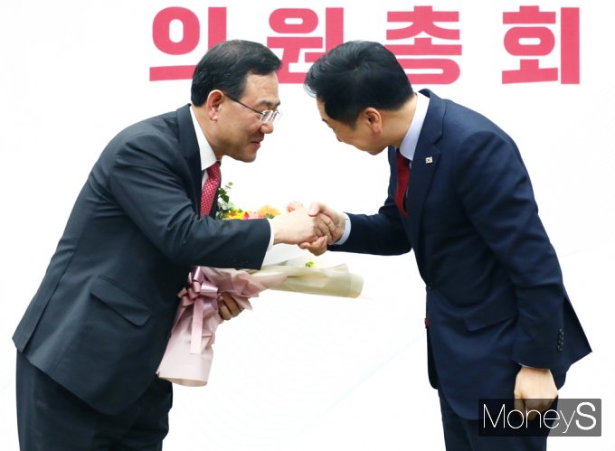 [머니S포토] 국민의힘 의원총회, 원내대표 내려놓는 '주호영'