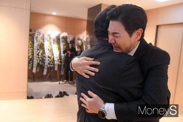 고(故) 현미(본명 김명선)의 빈소가 7일 서울 중앙대병원 장례식장에 차려진 가운데 고인의 조카 배우 한상진이 고인의 아들 가수 이영곤과 슬픔을 나눴다. /사진=사진공동취재단