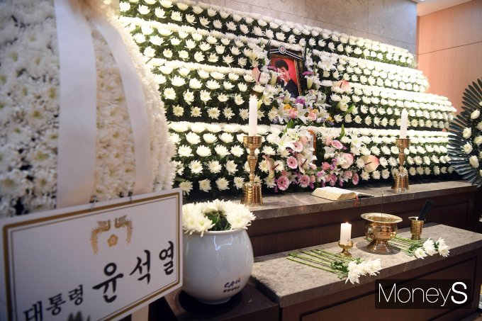 고(故) 현미(본명 김명선)의 빈소가 7일 서울 중앙대병원 장례식장에 차려진 가운데 윤석열 대통령의 근조화환이 놓여있다.  /사진=사진공동취재