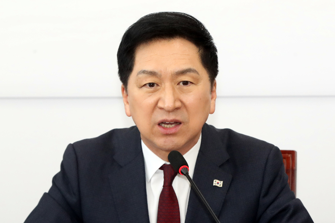 국민의힘이 3·8 전당대회로 새로운 지도부 체제를 구성했으나 지지율 하락세에 놓였다. 사진은 지난 3일 서울 국회에서 열린 민생119 임명장 수여식 및 제1차 회의에서 발언하는 김기현 대표. /사진=뉴스1