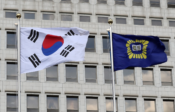 8일 뉴시스에 따르면 대구지법 제6형사단독(판사 문채영)은 이별 통보를 받은 후 전 연인의 집에 찾아가 초인종을 누르고 문을 두드려 법원에게 접근금지 명령을 받았음에도 불구하고 이를 위반한 30대 남성에게 '스토킹 범죄의 처벌 등에 관한 법률' 위반 혐의를 인정해 징역 8개월을 선고했다./사진=뉴시스
