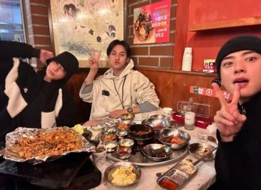 방탄소년단 정국과 세븐틴 민규, 아스트로 차은우가 한 자리에 모여 팬들의 눈길을 사로잡았다. /사진=민규 인스타그램