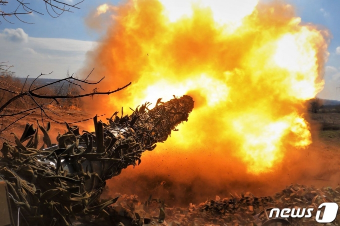 26일(현지시간) 우크라이나 바흐무트 전선에서 병사가 러시아 군을 향해 T-72 탱크의 포탄을 발사하고 있다. ⓒ AFP=뉴스1 ⓒ News1 우동명 기자