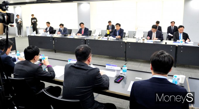 [머니S포토] 벤처기업 만난 김주현 금융위원장