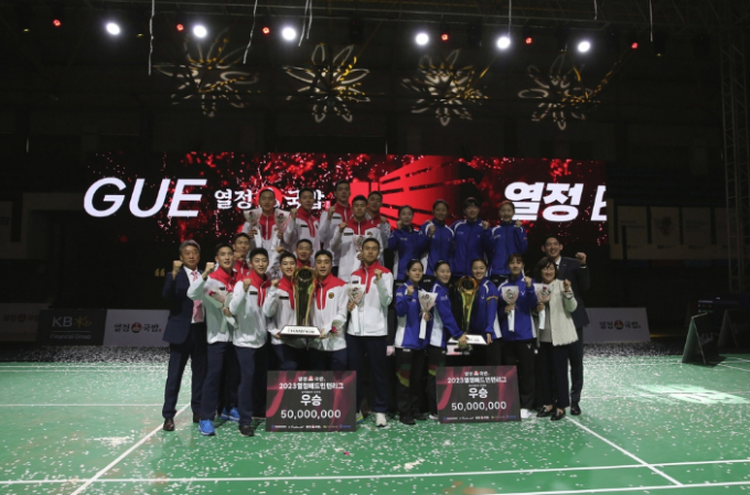 배드민턴 실업리그 여자부에서 삼성생명이 KGC인삼공사를 상대로 승리했다. 사진은 2023 열정 배드민턴리그에서 남녀부 우승을 한 국군체육부대(왼쪽)와 삼성생명 선수단. /사진=한국실업배드민턴연맹 제공