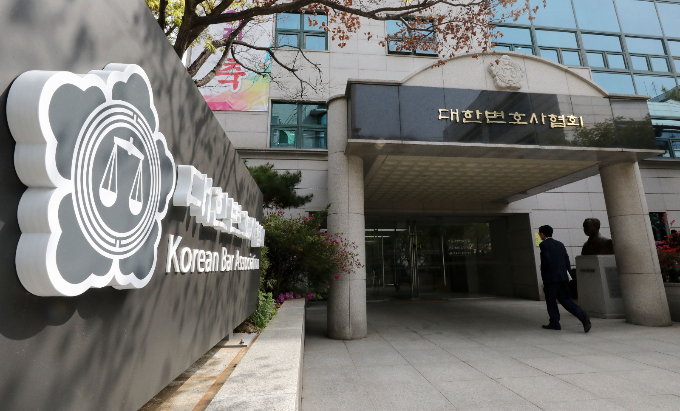 대한변호사협회가 학교폭력 피해자 유족을 대리하면서 소송에 불출석해 패소한 권경애 변호사 징계를 위한 조사에 돌입하기로 했다. 사진은  서울 서초구 대한변호사협회. /사진=뉴스1
