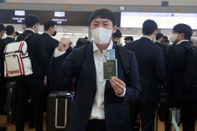 LG 박명근이 11일 롯데와 경기에 선발 투수로 나선다. 사진은 박명근이 지난 1월 인천국제공항에서 스프링 캠프지인 미국 애리조나주 스코츠데일로 떠나기 위해 출국 수속 후 포즈를 취하고 있다. /사진= LG트윈스