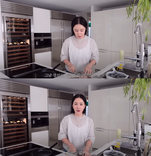 가수 겸 배우 엄정화가 완벽한 몸매의 비법을 공개했다. /사진=유튜브 채널 'Umaizing 엄정화TV' 캡처