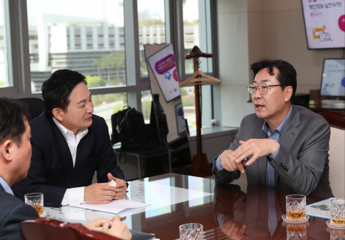 정명근 화성시장이 10일, 국토교통부에서 원희룡 국토교통부 장관을 만나 현안사업의 조속한 추진을 건의했다. / 사진제공=화성시 