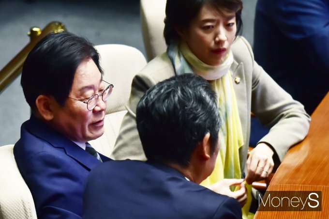 [머니S포토] 국회 전원위…대화 나누는 野 이재명