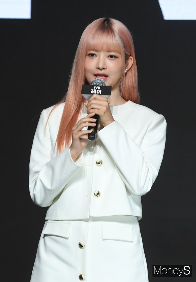 [머니S포토] 아이브 레이, 컨디션 난조로 질의응답 불참